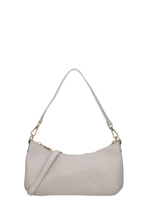 Sac à main en cuir gris clair avec une forme incurvée, une seule poignée supérieure, une sangle amovible et des accents en métal doré. Fermeture à glissière.