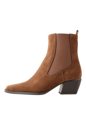 Brauner Veloursleder-Stiefelette mit niedrigem, geschichtetem Absatz und elastischem Seitenteil für einfaches An- und Ausziehen, im Profil auf weißem Hintergrund gezeigt.