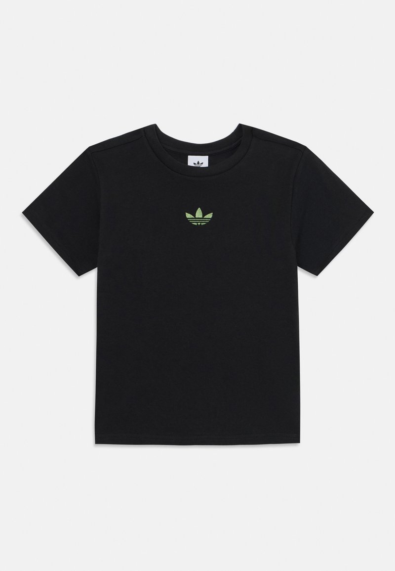 Svart bomullströja med korta ärmar och rund halsringning. En liten grön broderad logotyp är centrerad på bröstet.