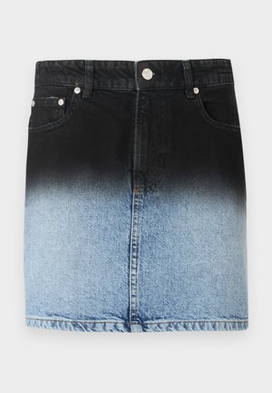 Džínová sukně s ombré designem, který přechází z černé nahoře na světle modrou dole. Pět kapes a stříbrné kovové detaily.