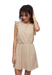 Abito in cotone beige con maniche a volants, scollatura rotonda e vita legata. Il tessuto è morbido, con una superficie liscia e una vestibilità rilassata.