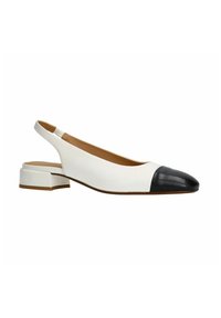 Witte leren slingback schoen met een zwarte leren neuskap, lage blokhak en een getextureerde band aan de achterkant. Overal een gladde afwerking.