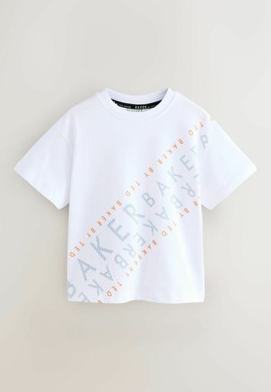 Hvid bomulds-t-shirt med diagonal tekst i blå og orange, der siger "BAKER" med en moderne skrifttype. Korte ærmer, rund halsudskæring.