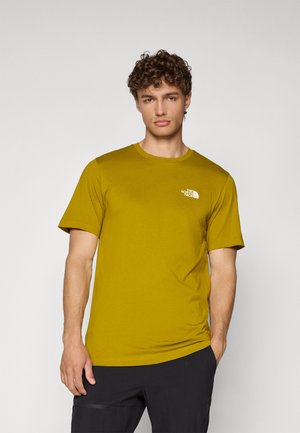 Korte mouwen T-shirt in mosterdgeel katoen met een ronde hals en een wit logo op de linkerborst. Eenvoudige, casual pasvorm.