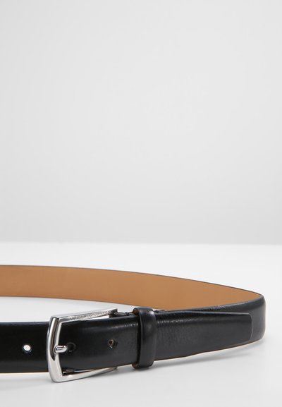Ceinture en cuir noir avec une boucle en métal argenté, présentant une texture lisse et un intérieur beige contrasté. Accentuée par des trous perforés pour l'ajustement.