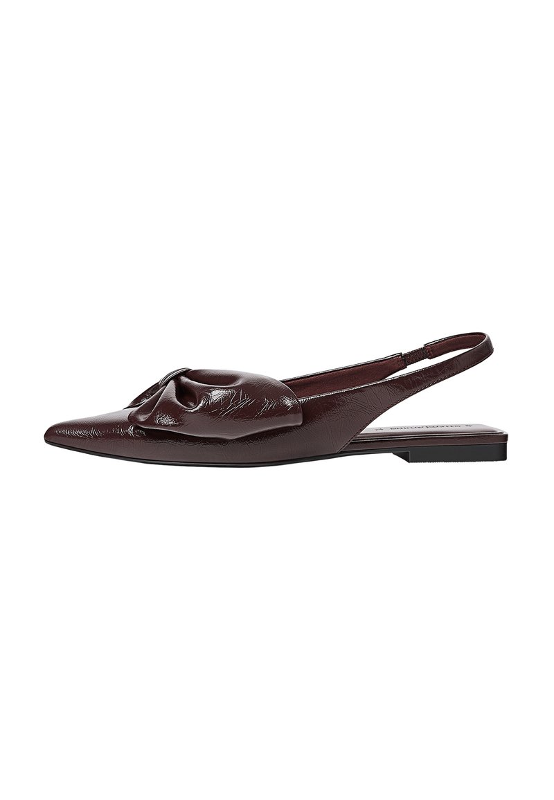 Sandal à talon plat en cuir brun foncé avec un bout pointu et un détail décoratif froncé sur le dessus.