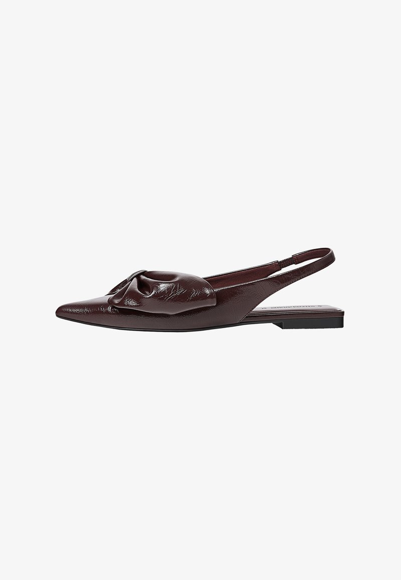 Sandal à talon plat en cuir brun foncé avec un bout pointu et un détail décoratif froncé sur le dessus.