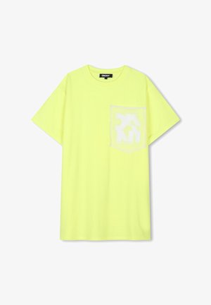 Camiseta amarilla neón de manga corta, cuello redondo y un bolsillo delantero con un logo blanco. Tela suave; corte regular.