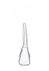 Borsa a mano in pelle bianca con forma triangolare, rifinita in nero e dotata di due lunghi manici. Superficie testurizzata con un design minimalista.