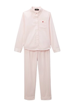 Haut de pyjama à manches longues rose clair avec boutons, col et poche poitrine ornée d'un petit cœur rouge, assorti d'un pantalon coordonné.
