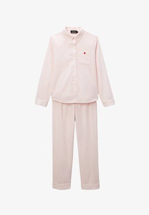 Haut de pyjama à manches longues rose clair avec boutons, col et poche poitrine ornée d'un petit cœur rouge, assorti d'un pantalon coordonné.