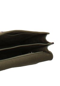 Borsa di stoffa verde con tre scomparti, forma rettangolare, texture liscia e accessori in argento. Parte superiore aperta per un facile accesso al contenuto.