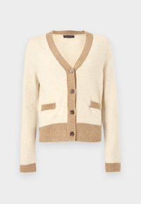 Μπεζ μάλλινη ζακέτα με καφέ ριμπ λεπτομέρειες, V-λαιμόκοψη, τέσσερα κουμπιά και δύο μικρές μπροστινές τσέπες, σε λευκό φόντο.