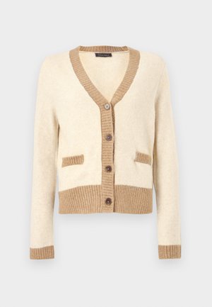 Μπεζ μάλλινη ζακέτα με καφέ ριμπ λεπτομέρειες, V-λαιμόκοψη, τέσσερα κουμπιά και δύο μικρές μπροστινές τσέπες, σε λευκό φόντο.