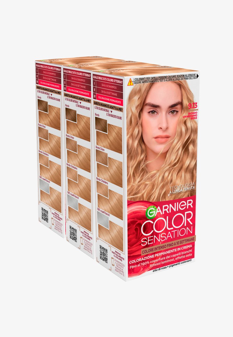 Il packaging della tintura per capelli Garnier Color Sensation presenta diverse scatole con campioni di tonalità biondo chiaro, un marchio ben visibile e accenti rossi audaci.
