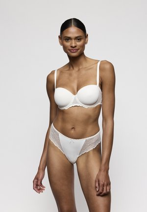 Witte beha met gladde cups en kanten afwerking, gecombineerd met bijpassende slip van kant en gladde stof, voorzien van een delicaat strikje aan de voorkant.