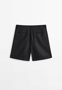 Shorts noirs sur mesure avec ourlets retournés, poches passepoilées à l'arrière et détails de pattes à boutons sur les côtés, posés à plat sur un fond blanc.