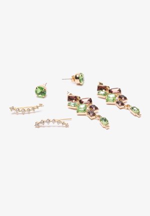 Set van oorbellen met een gouden metalen afwerking, groene en paarse edelstenen, en twee studstijlen met rhinestones en een hangende design.