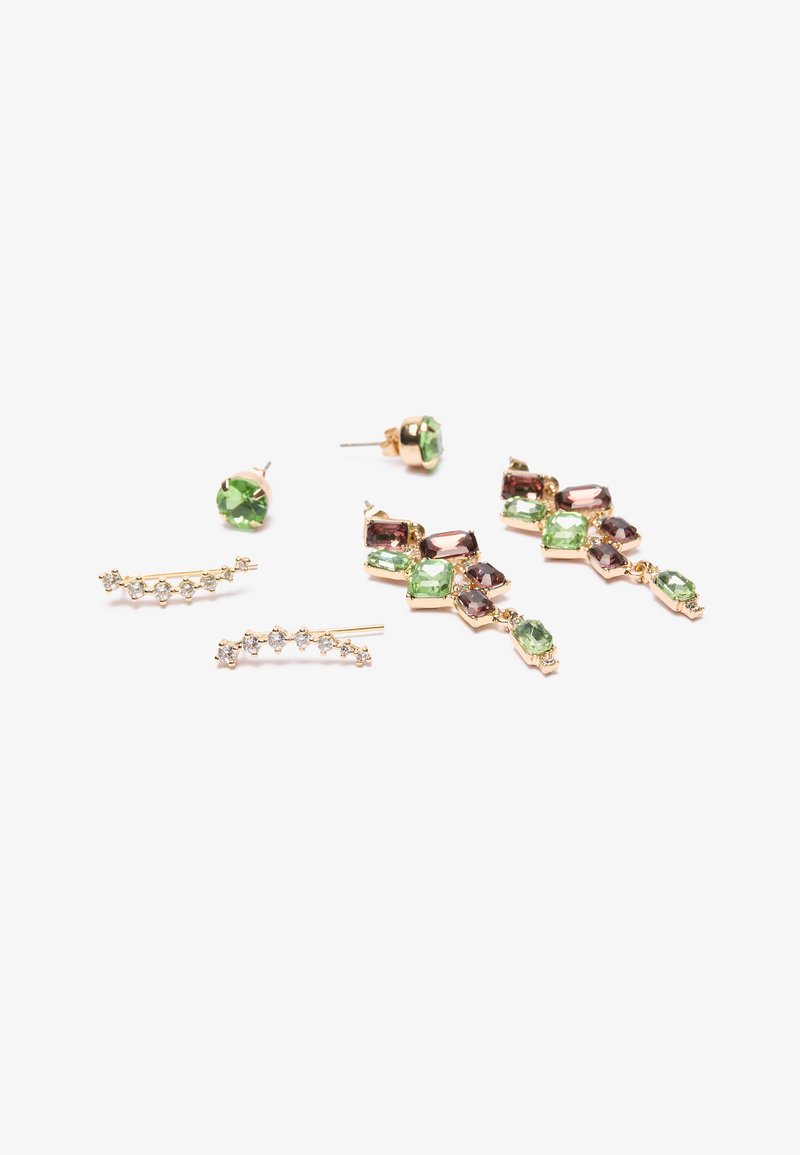 Auskari komplekts, kas ietver zeltainu metālu, zaļus un violetus dārgakmeņus, kā arī divus klipa stilus ar rhinestones un karājošu dizainu.