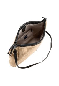 Beige vävd handväska med svarta läderdetaljer och rem. Inuti finns en ljus tygfoder och en dragkedjeficka. Guldhardwaredetaljer.