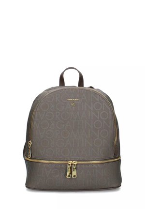 Bruine rugzak met herhalend logo-patroon, gouden ritsen en een bovenhandgreep, met een voorste vak met ritssluiting.