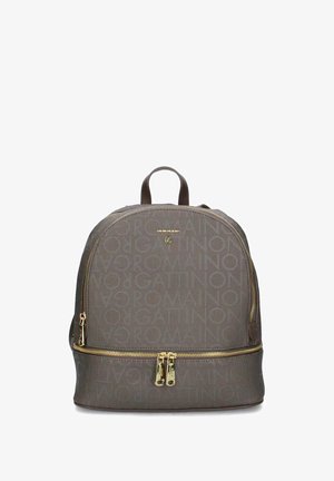 Sac à dos marron avec un motif de logo répétitif, des zips dorés et une poignée sur le dessus, comportant un compartiment zippé à l'avant.