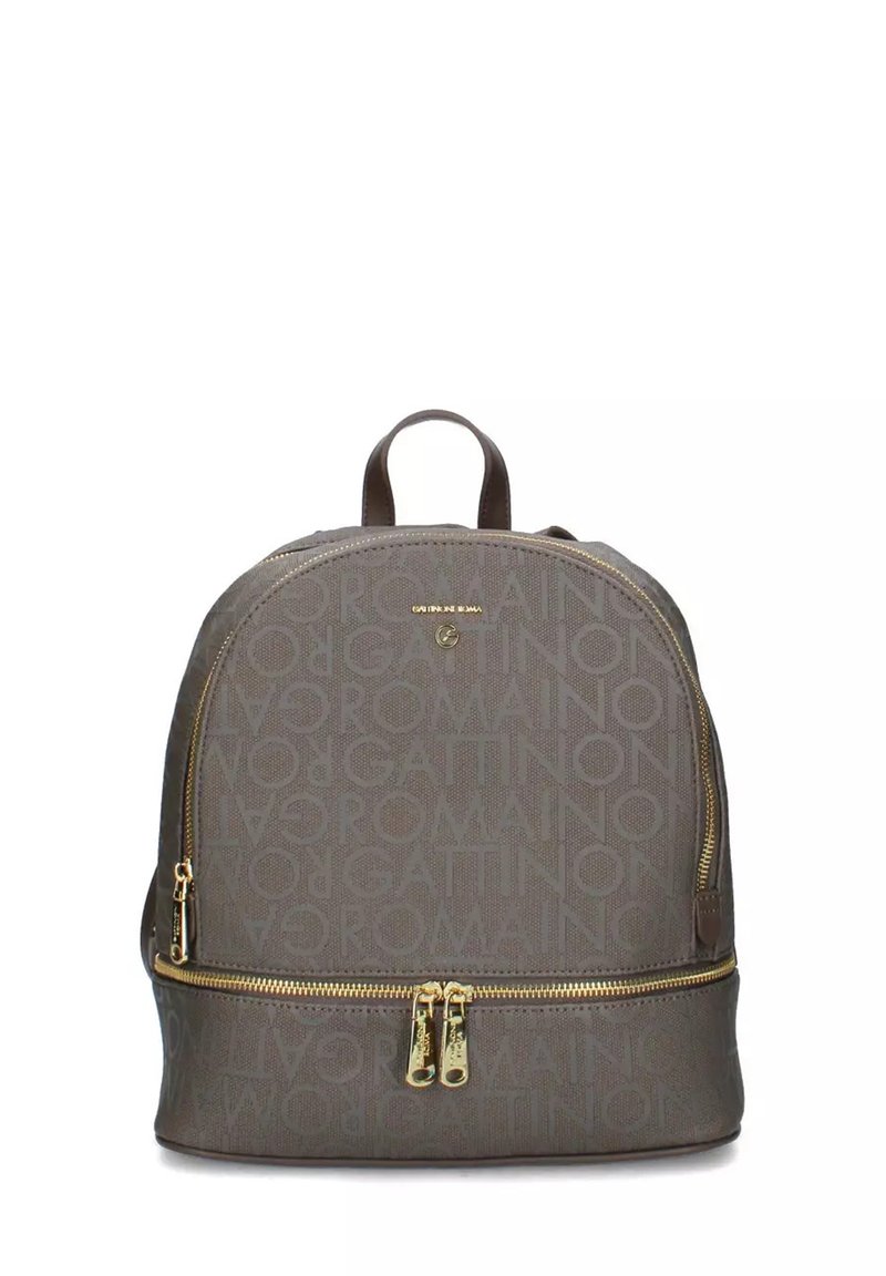 Zaino marrone con pattern ripetuto del logo, cerniere dorate e una maniglia superiore, dotato di un compartimento frontale con zip.