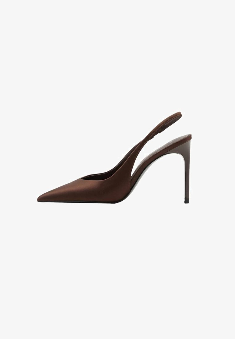 Pompe slingback en satin marron avec un bout pointu, un talon aiguille haut et un design découpé sur les côtés. Texture lisse et lignes épurées.