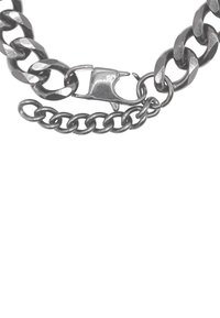Silberne Metallkette mit ineinandergreifenden Gliedern und strukturiertem Design. Der Verschluss ist sichtbar, mit einem zusätzlichen verlinkten Abschnitt.