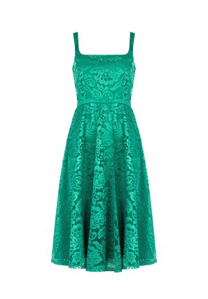 Robe sans manches en dentelle verte avec encolure carrée, taille cintrée ornée d'une petite boucle de ceinture, et jupe midi évasée.