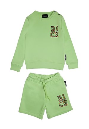 Felpa verde chiaro per bambini con stampa floreale "RICH" sul petto e pantaloncini con coulisse abbinati con la stessa stampa sulla gamba sinistra.