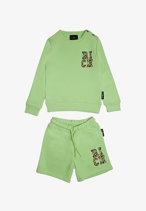 Felpa verde chiaro per bambini con stampa floreale "RICH" sul petto e pantaloncini con coulisse abbinati con la stessa stampa sulla gamba sinistra.
