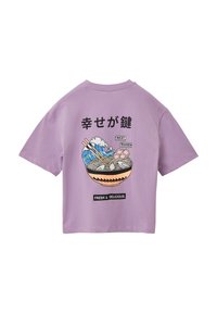 Lavender T-shirt met korte mouwen, voorzien van een kleurrafische ramenafbeelding op de achterkant, met de teksten "BEST RAMEN" en "FRESH & DELICIOUS" accenten.