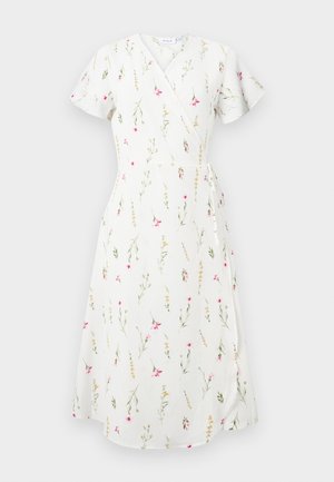 Robe courte à manches courtes blanche, portefeuille, avec un col en V, une taille nouée et un imprimé floral délicat en rose, jaune et vert.