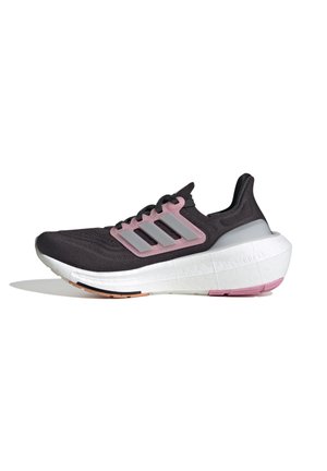 Baskets de sport noires avec des accents roses, dessus en mesh léger, design distinct en trois bandes, semelle intermédiaire rembourrée et semelle extérieure en caoutchouc texturé.