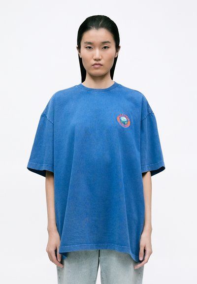 Niebieski, oversize t-shirt z bawełny z krótkimi rękawami, z okrągłym dekoltem i kolorową grafiką wyszytą na piersi.