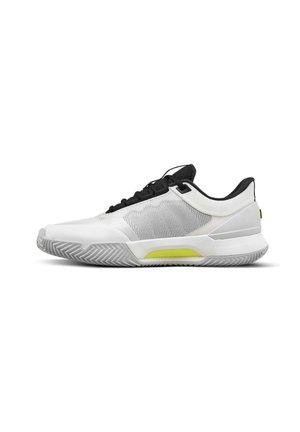 Witte lage sportschoen met zwarte veters, een mesh zijpaneel, een gedempte zool en een geel accent op de tussenzool.