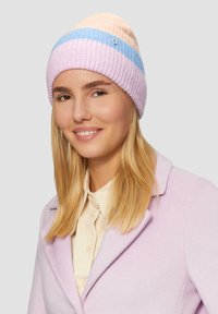 Gebreide beanie met ribbelstructuur in pastelkleuren: roze, lavendel en blauw. Inclusief een klein metalen logo detail.