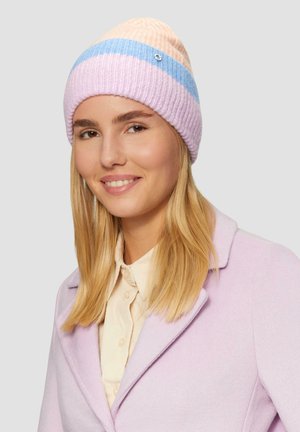 Strickmütze mit geripptem Muster in Pastellfarben: Rosa, Lavendel und Blau. Enthält ein kleines metallisches Logodetail.
