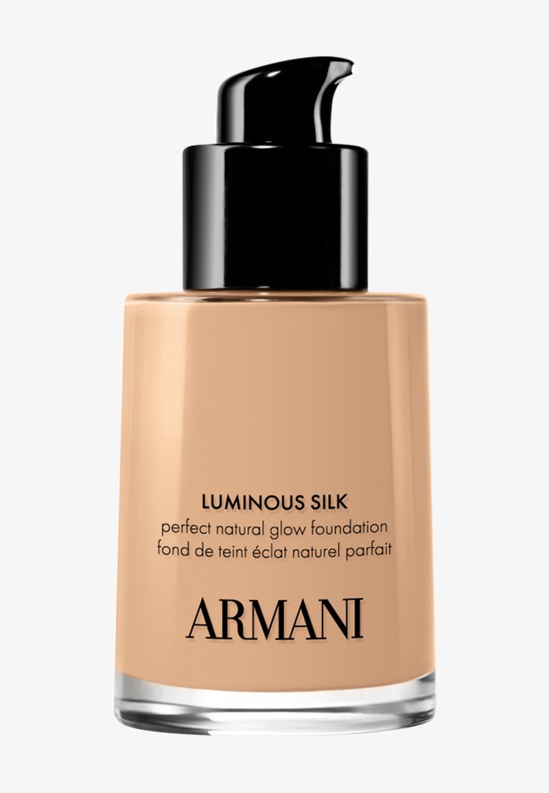 Flaske med Armani Luminous Silk foundation med sort pumpe og beige flydende makeup indeni.