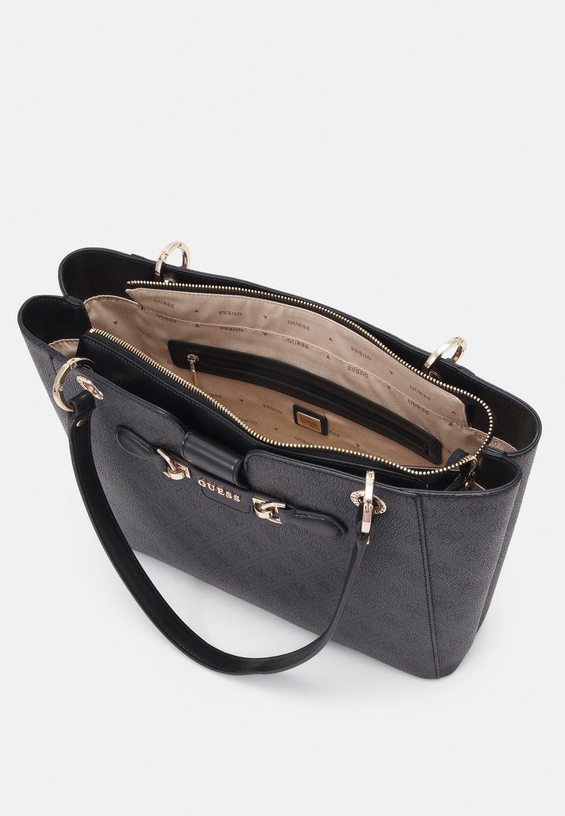 Sorte syntetisk tote taske med guldfarvet hardware, dobbelt håndtag og lynlåsåbning. Indvendigt har den flere rum og et logomønster.