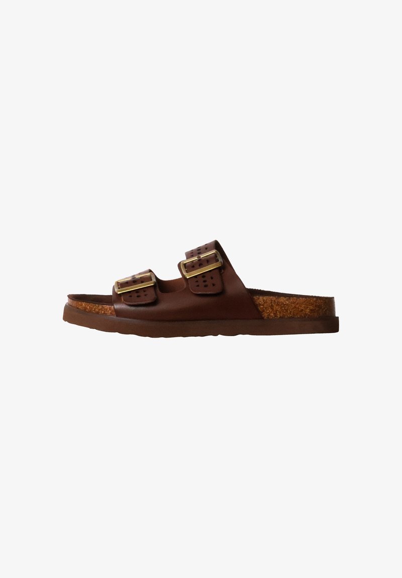 Sandale mule marron avec deux brides réglables à boucle et une semelle en liège, présentée de profil sur fond blanc.