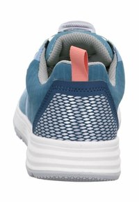 Scarpa sportiva blu con retro in rete, dettagli grigi, un'etichetta rosa e suola bianca con un motivo testurizzato.
