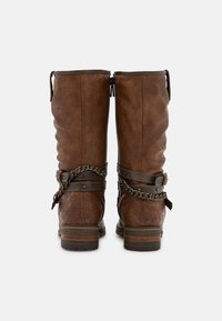 Bottes marron jusqu'au genou avec une finition texturée, présentant des sangles décoratives en chaîne et des détails en relief au niveau de la cheville. Fermeture éclair à l'arrière.