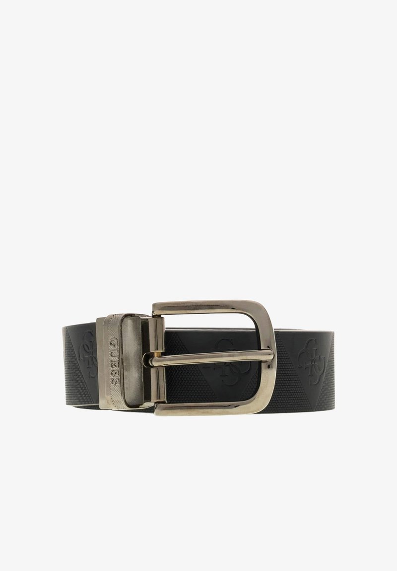 Ceinture noire texturée avec des motifs triangulaires en relief et une boucle métallique rectangulaire argentée gravée du nom de la marque GUESS.