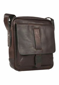 Braune Leder-Umhängetasche mit einer Frontklappe, silbernen Beschlägen und einer strukturierten Oberfläche. Verfügt über einen abnehmbaren Schultergurt und ein Logo-Detail.