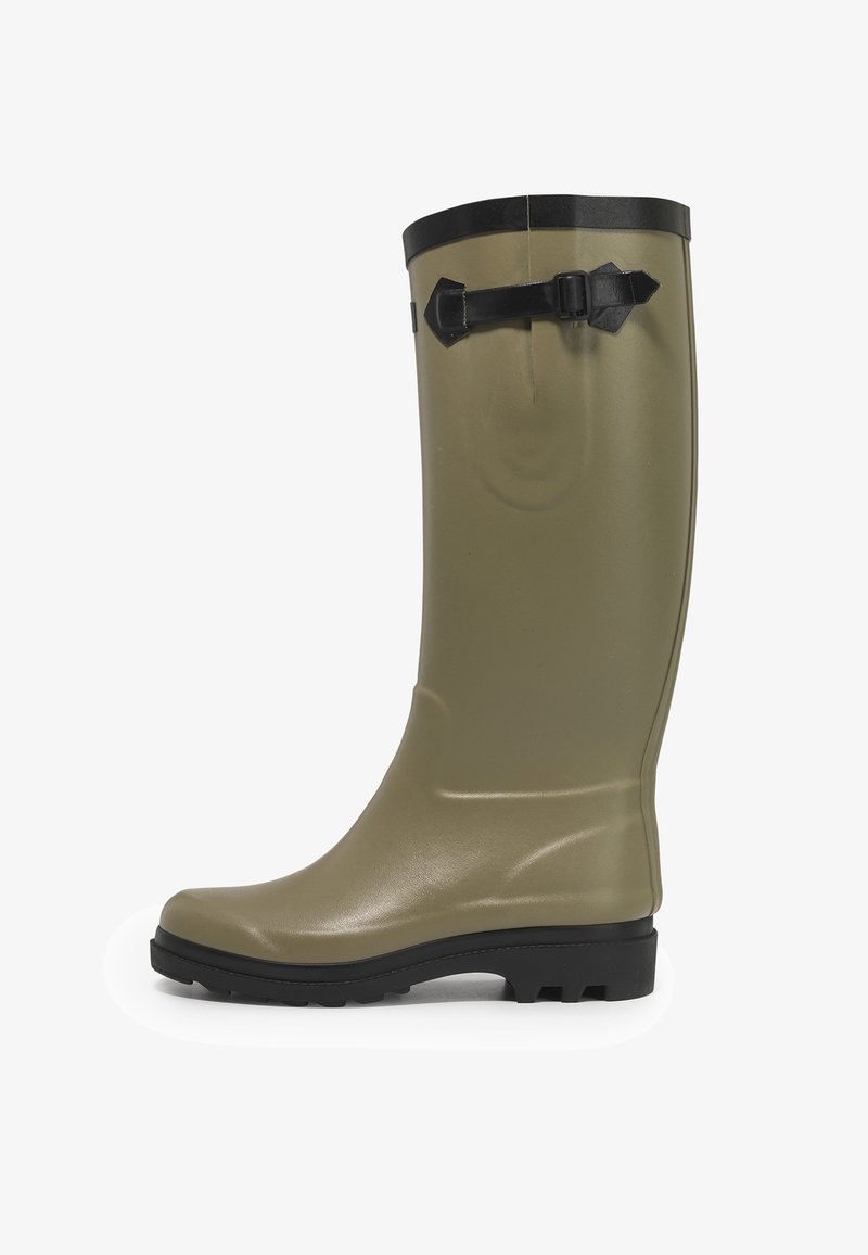 Botte de pluie en caoutchouc verte avec une finition brillante, des accents noirs, une sangle ajustable et une semelle noire texturée pour une meilleure adhérence.