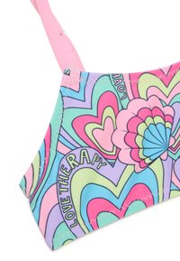 Top del costume da bagno con motivi colorati di cuori e conchiglie, realizzato in tessuto morbido, con bordi cuciti e spalline rosa. Principalmente in tonalità pastello.
