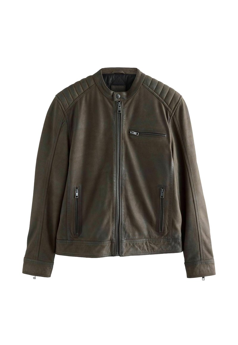 Dunkelolivgrüne Lederjacke mit Stehkragen, horizontalen Nähten auf den Schultern und drei Reißverschlusstaschen. Glatte Textur und taillierte Passform.