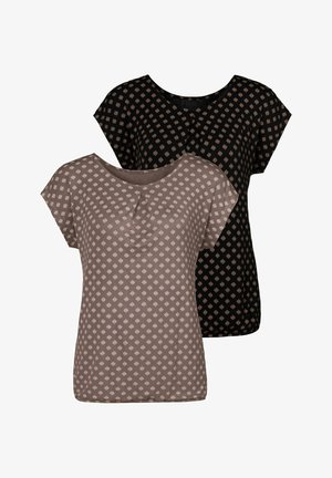 Zwei Kurzarmoberteile: eines in hellem Taupe mit einem Rautenmuster, das andere in Schwarz mit einem ähnlichen Design. Beide haben einen Rundhalsausschnitt und einen weichen Stoff.